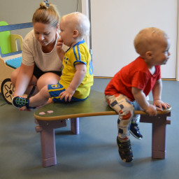 Av/påkledningskrakk sadelformet