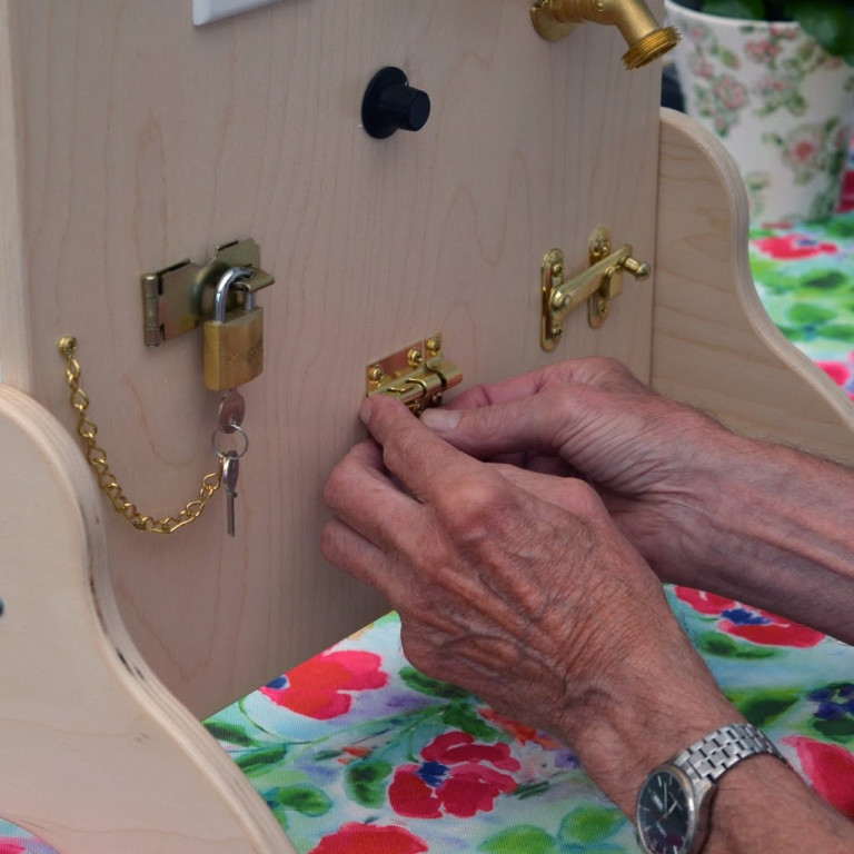 Aktivitetstavle med låser